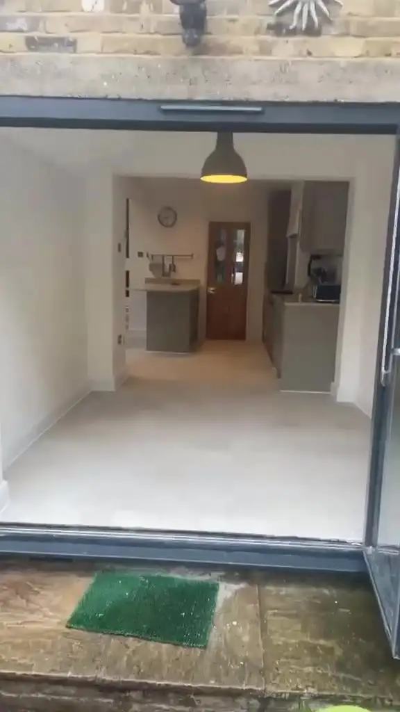 Kitchen extension with large-format porcelain floor