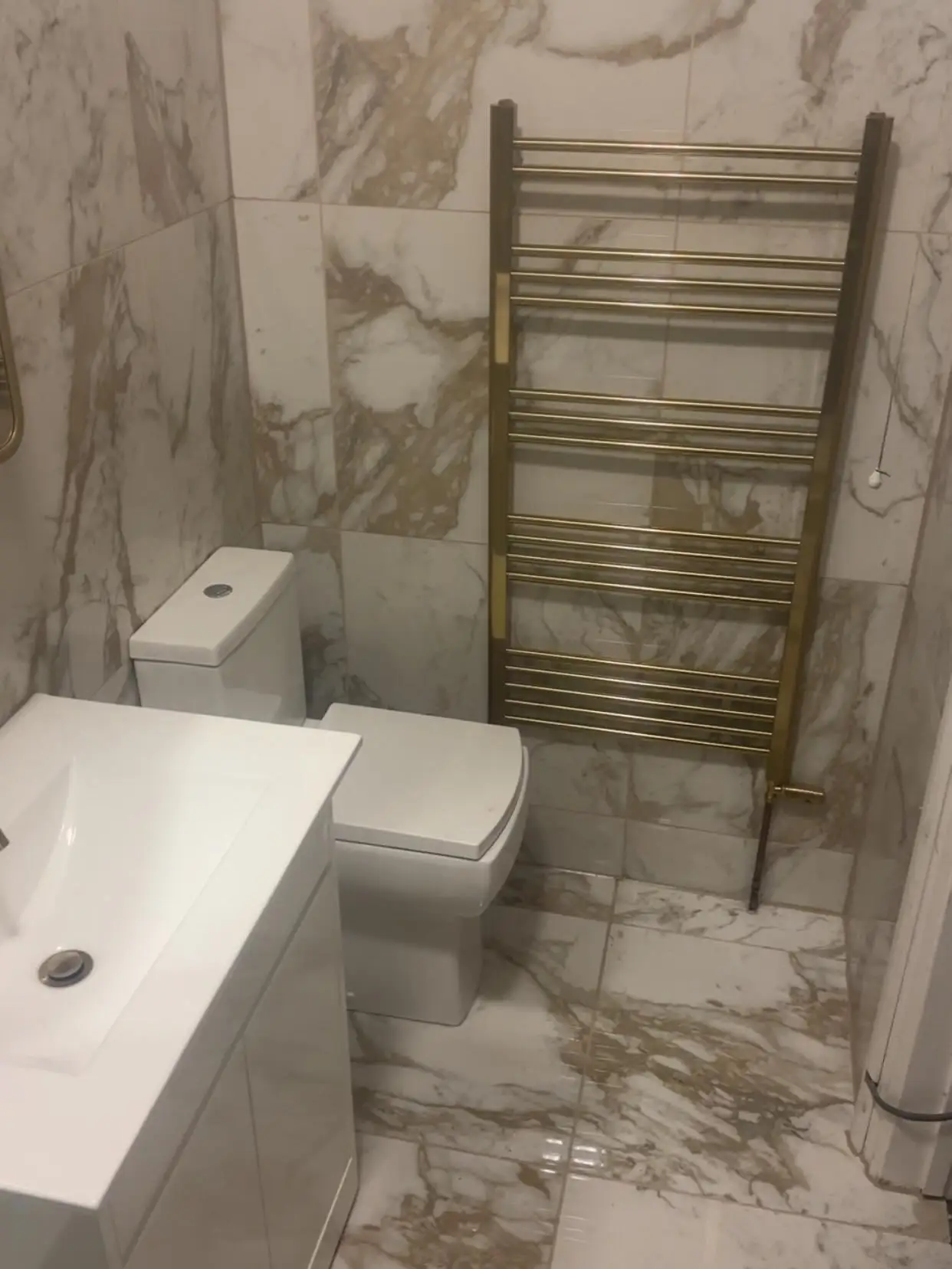 Refurbished marble-effect bathroom
