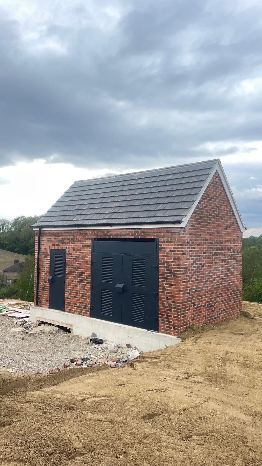 Newly constructed brick outbuilding with slate roof by SwiftFix London.